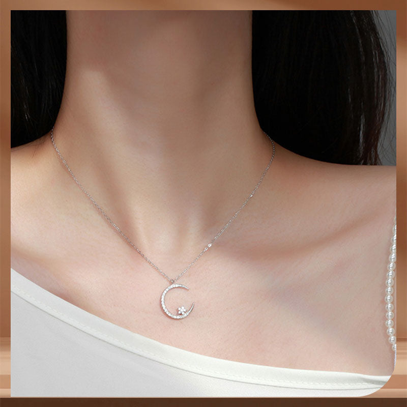 Collar brillante con luna y estrellas