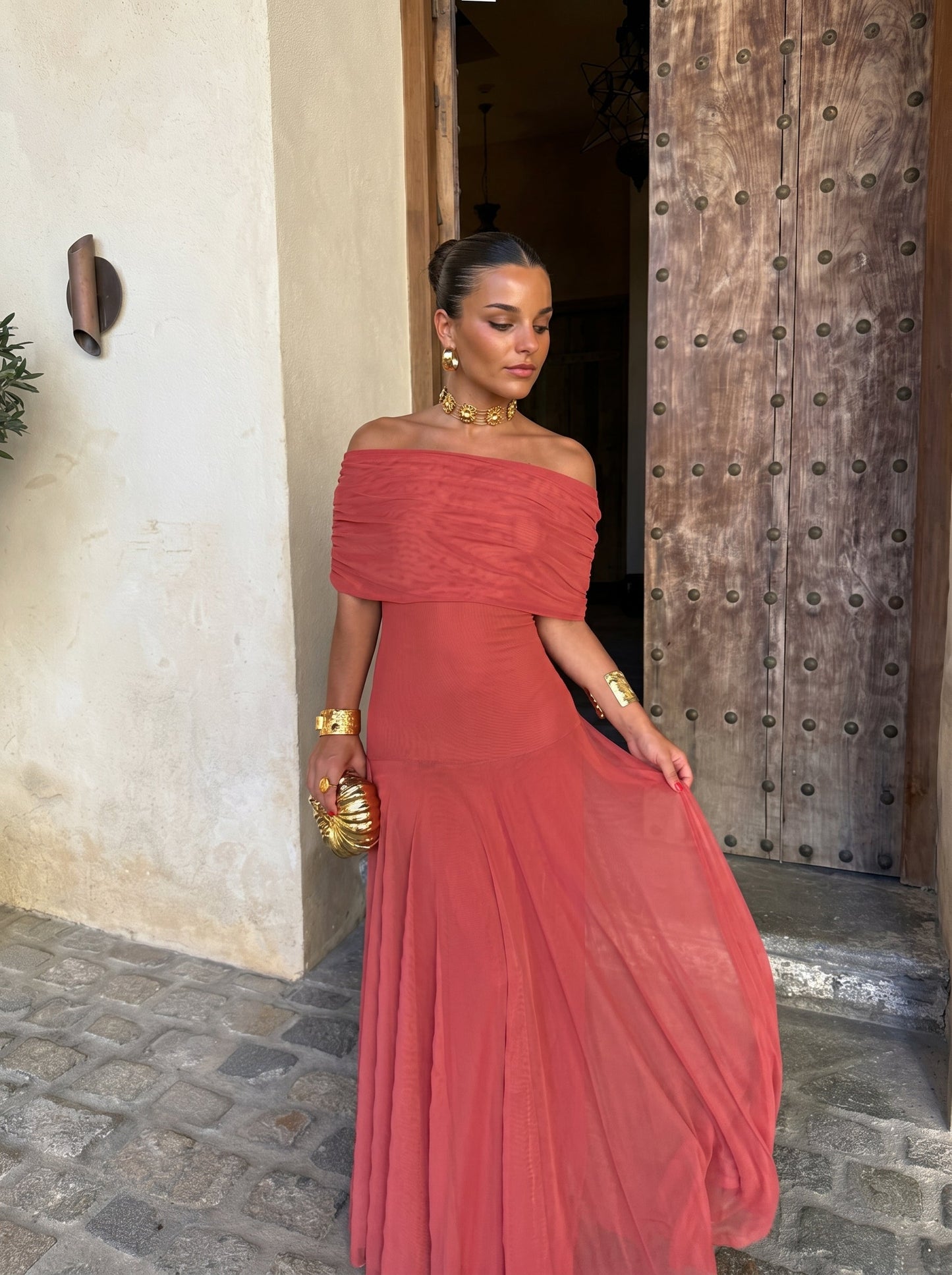 VESTIDO ELEGANTE SIN TIRANTES DE MALLA