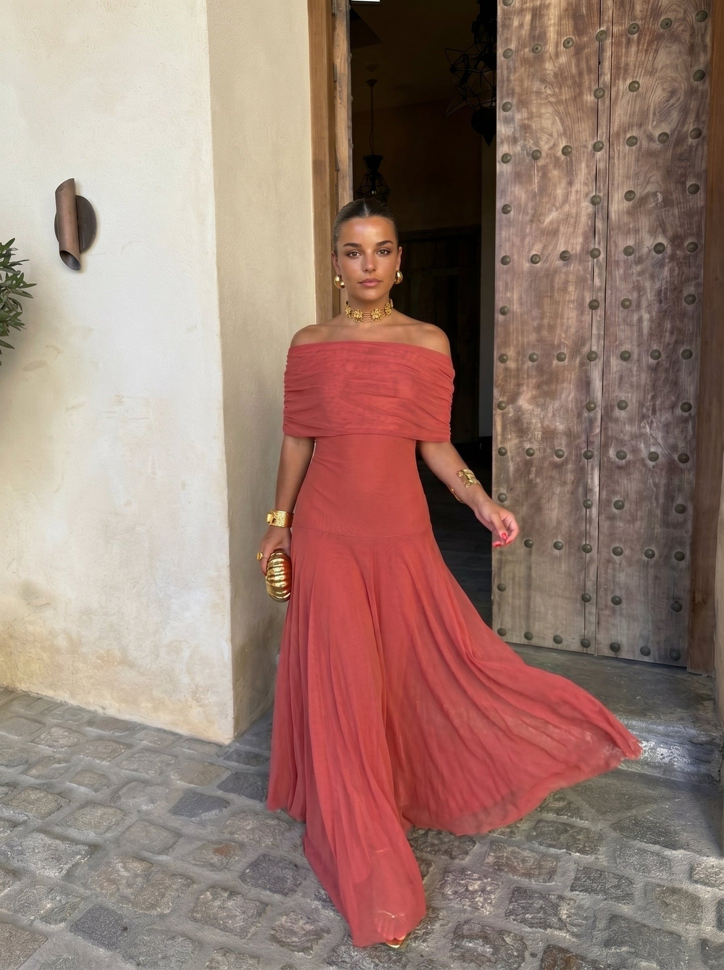 VESTIDO ELEGANTE SIN TIRANTES DE MALLA
